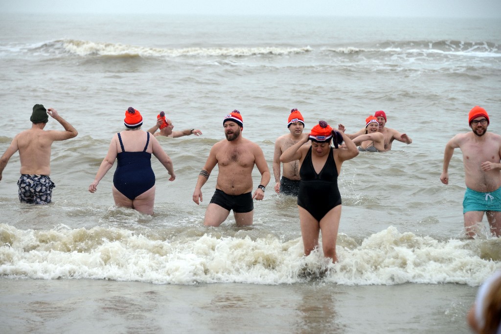 ../Images/Nieuwjaarsduik Noordwijk 2020 095.jpg